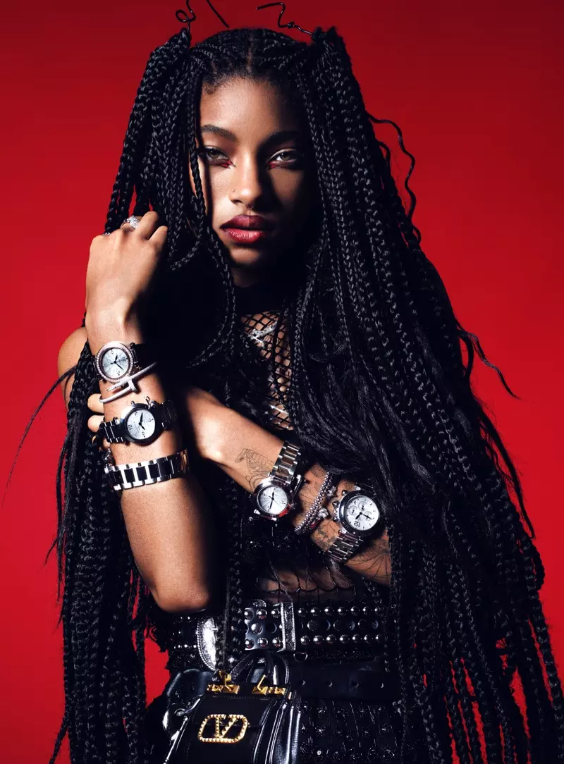 Penyanyi Willow Smith mengenakan gaun Valentino dengan jam tangan Cartier.