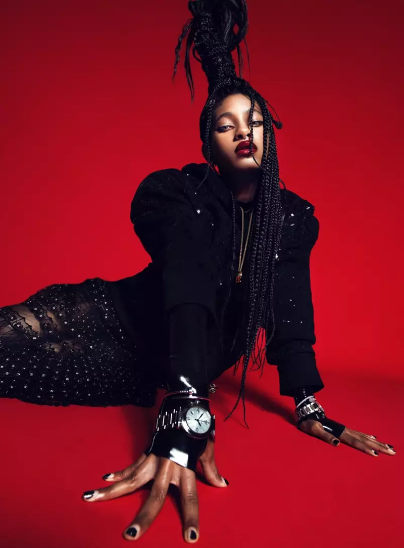 Willow Smith bergambar dengan gaya berani untuk cerita muka depan.