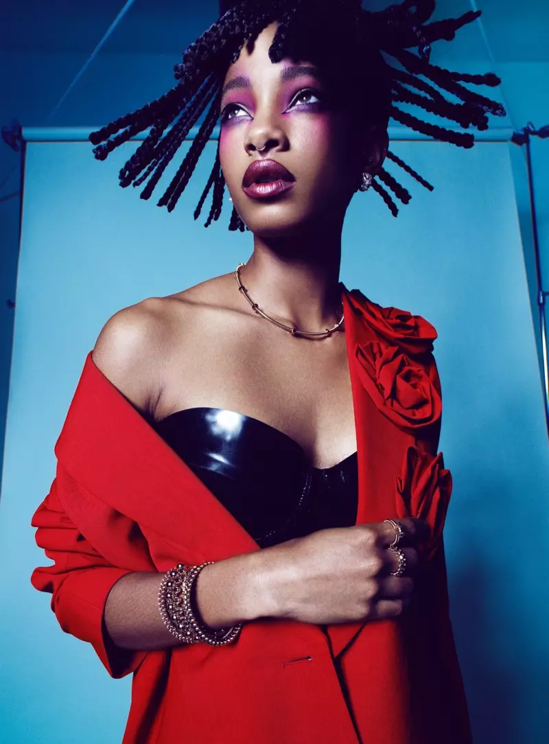 Willow Smith stiet út yn fersierde reade jas.