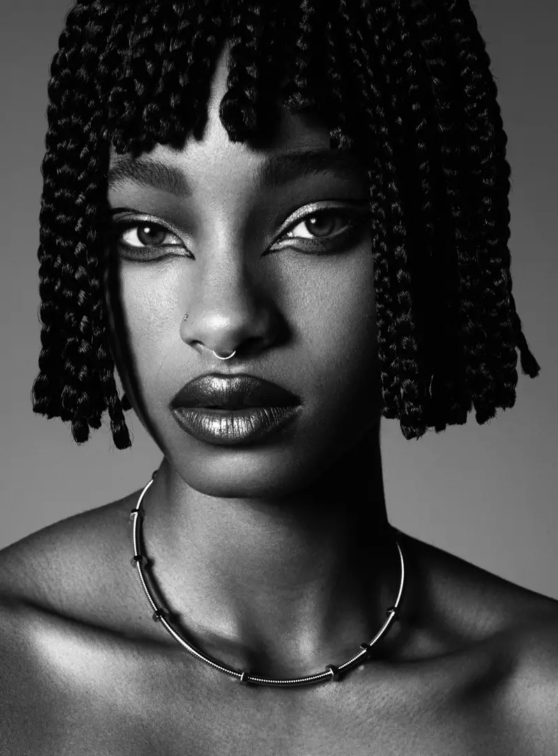 Mengenakan gaya rambut bob yang chic, Willow Smith tampil memukau dalam balutan warna hitam dan putih.