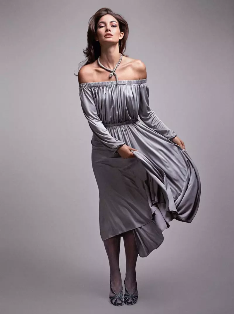 Per augmentar el factor de brillantor, Lily Aldridge porta un vestit de Valentino sense espatlles