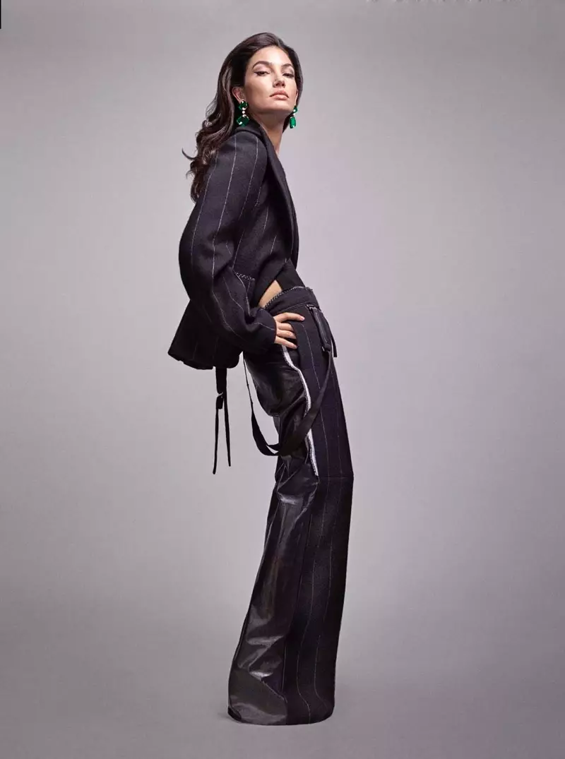 La model Lily Aldridge posa amb un vestit de Proenza Schouler amb sandàlies de plataforma Gucci