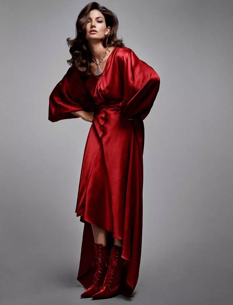 Amb un color vermell atrevit, Lily Aldridge porta un vestit i unes botes d'Alberta Ferretti
