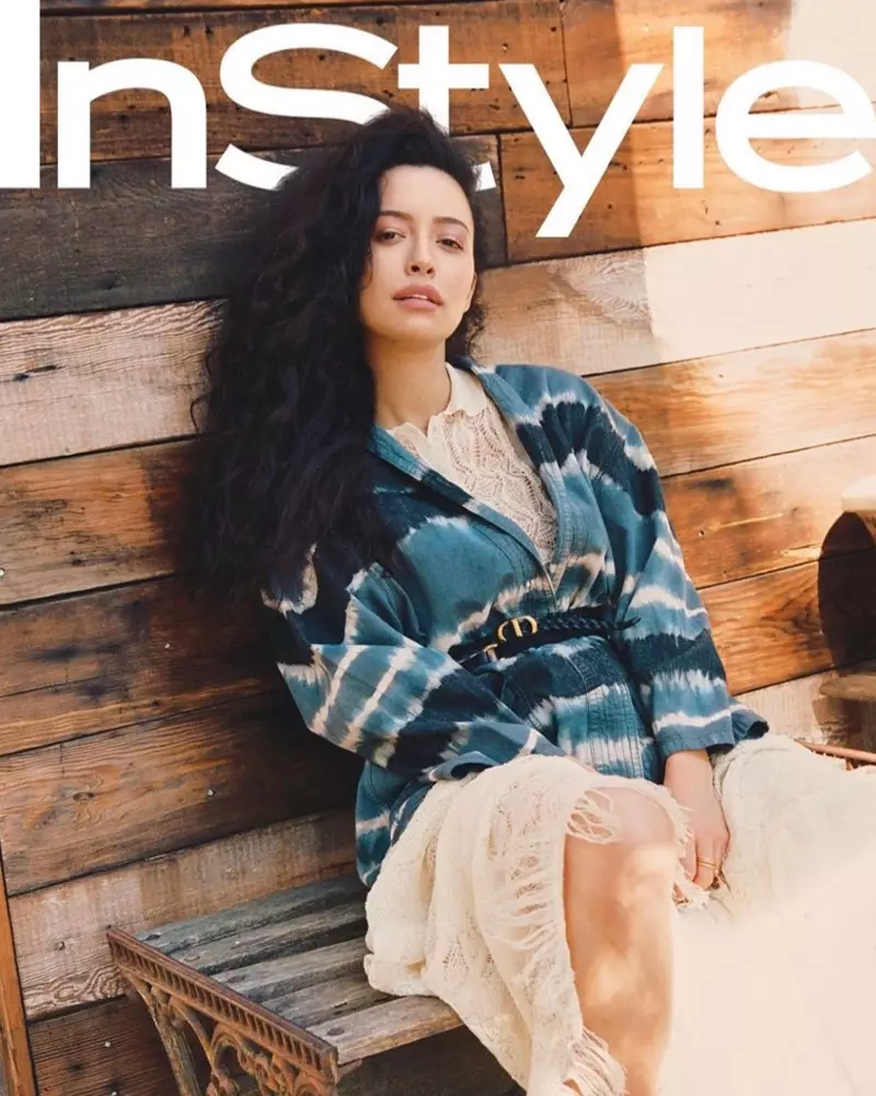 Leikkonan Christian Serratos situr fyrir í Dior búningi.