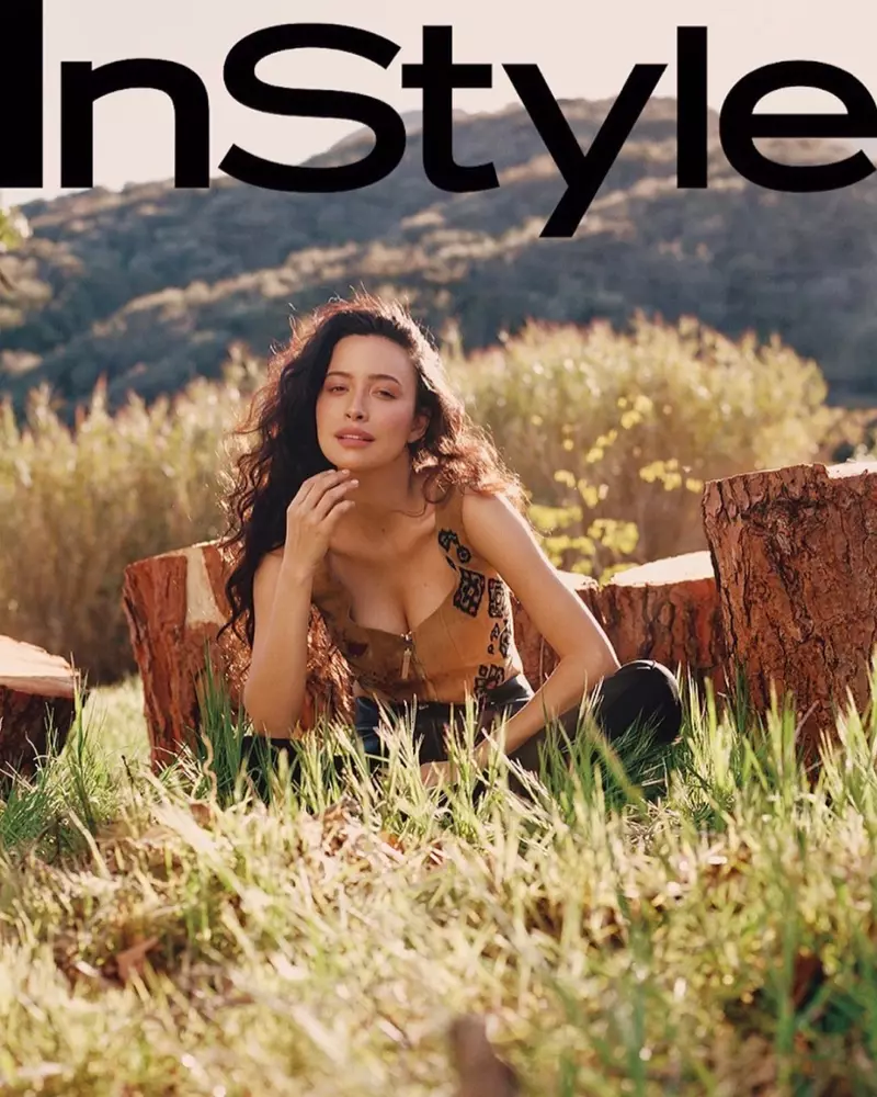 การวางตัวกลางแจ้ง Christian Serratos มอบหน้าเพจของ InStyle Mexico