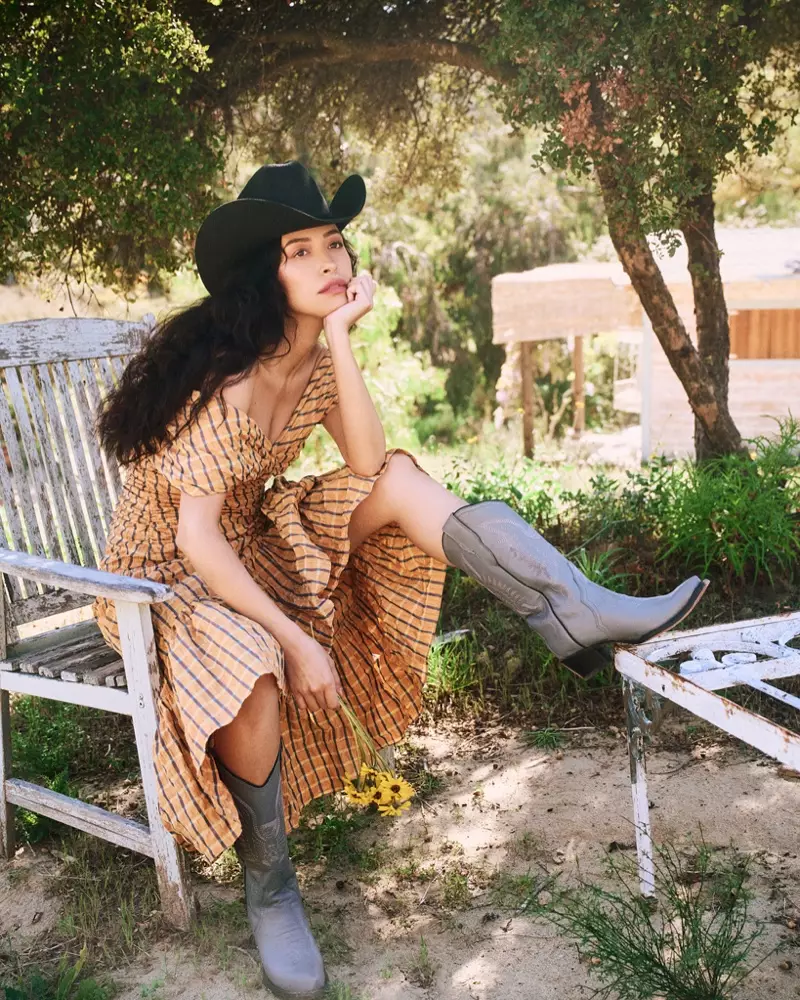 Christian Serratos lleva vestido Cinq à Sept y botas Montserrat Messeguer.