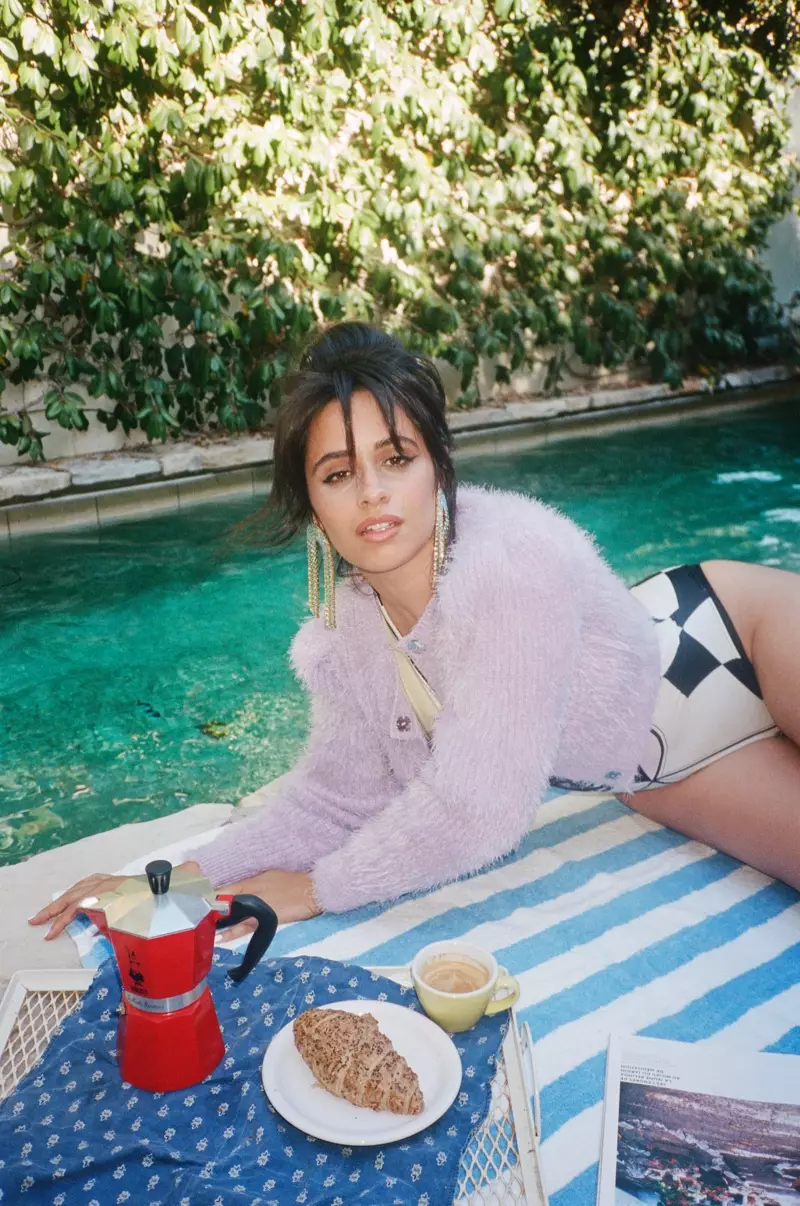 Pozante naĝejon, Camila Cabello portas Versace kaj Memportreton. Foto: Max Montgomery por Hunger Magazine
