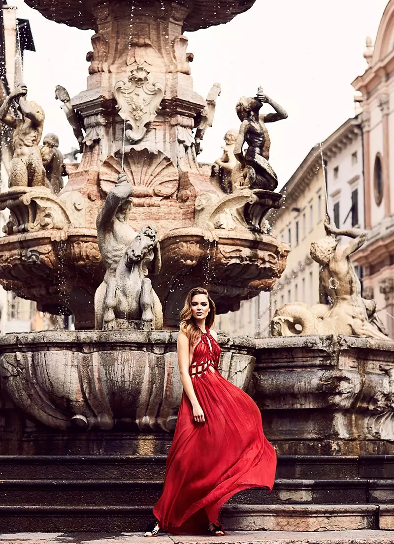 Zo Nowak usa um vestido vermelho Alberta Ferretti