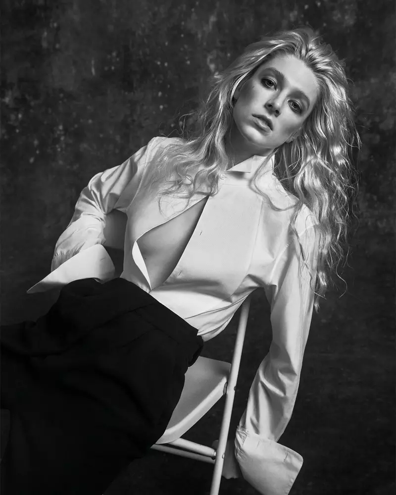 Actrice Hunter Schafer draagt Giorgio Armani shirt en broek