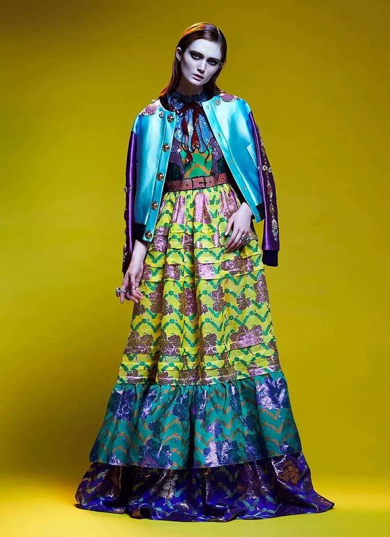 Sophie pose dans une veste Fausto Puglisi embellie avec une robe Gucci multicolore