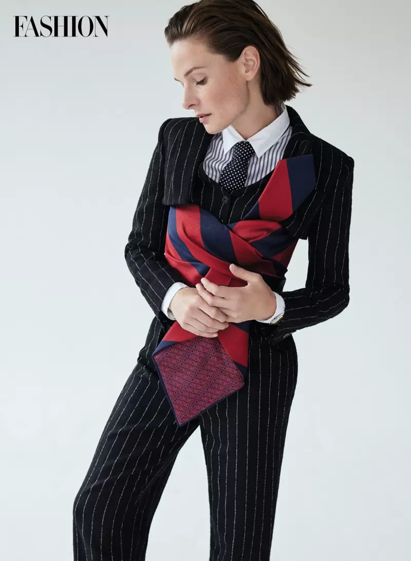 Rebecca Ferguson draagt een Moschino Couture-pak, een David Morris-ring en een Cartier-horloge. Foto: Royal Gilbert / FASHION
