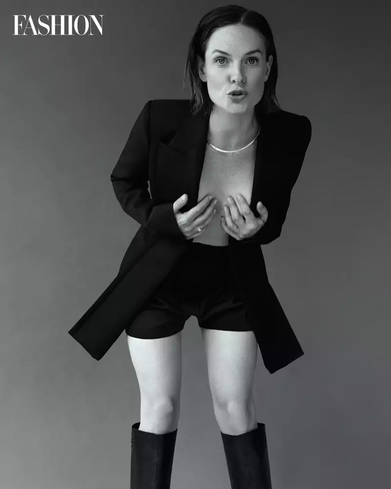 Herečka Rebecca Ferguson pózující nahoře bez pózuje v saku, šortkách a botách Fendi. Foto: Royal Gilbert / FASHION