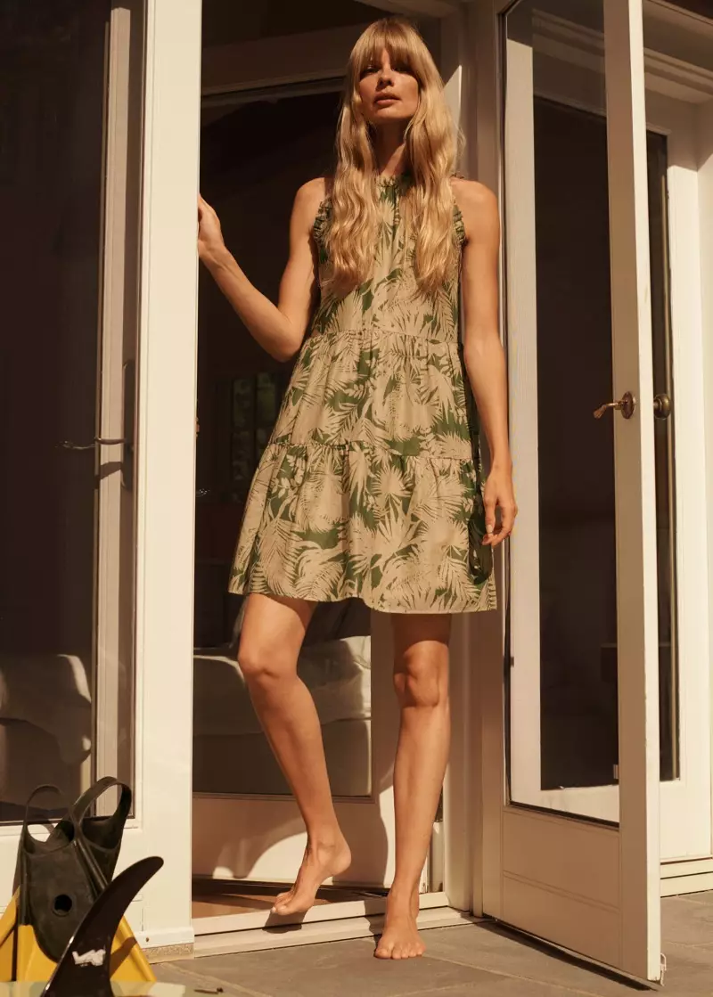 Model Julia Stegner nosi haljinu s tropskim printom Mango.