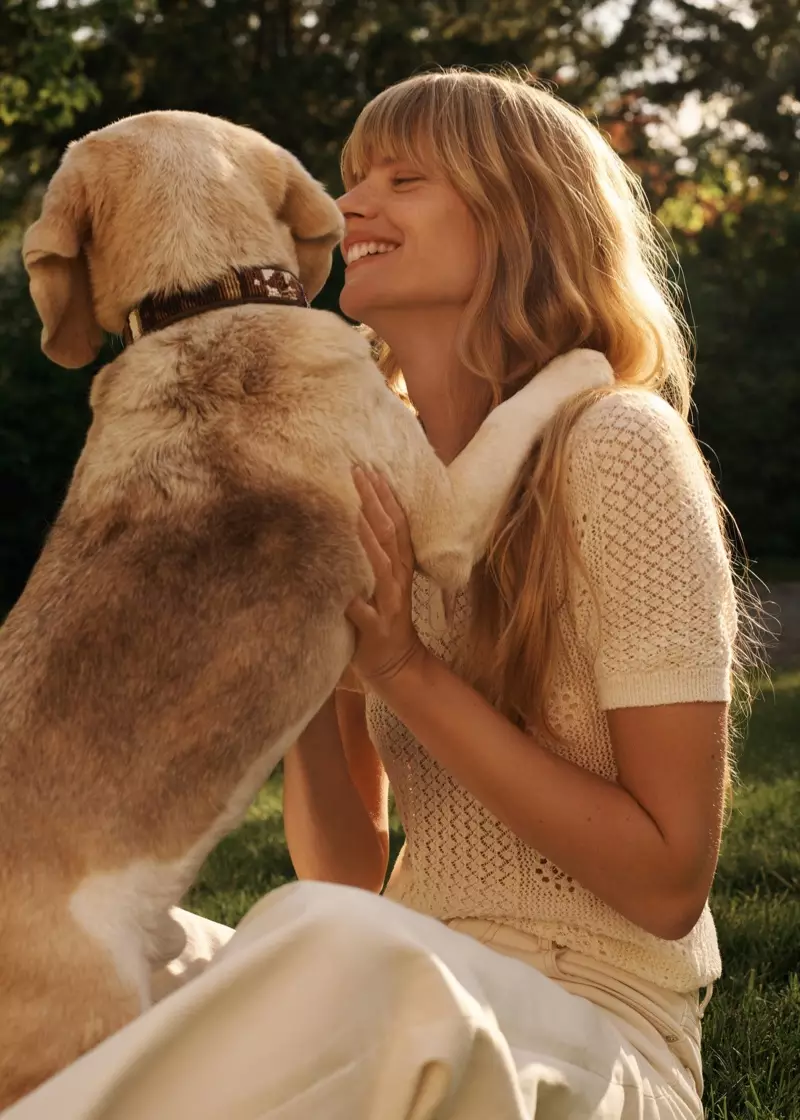 Pozira sa psom, Julia Stegner nosi Mangoove ljetne dolaske.