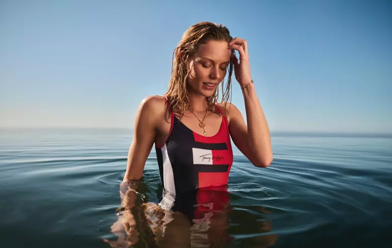 Марлін Гук знялася в кампанії купальників Tommy Hilfiger літа 2020 року.