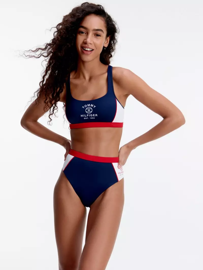 عارضة الأزياء نور جاراي ترتدي مجموعة ملابس السباحة لصيف 2020 من تومي هيلفيغر.