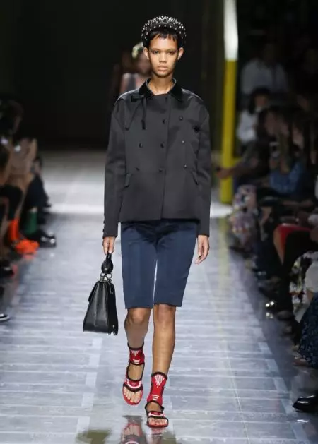 Prada brengt retro-vormen naar de lente van 2019