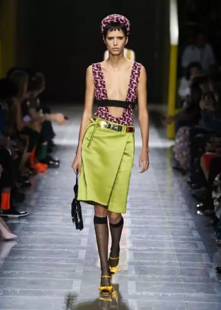 Prada apporte des formes rétro au printemps 2019