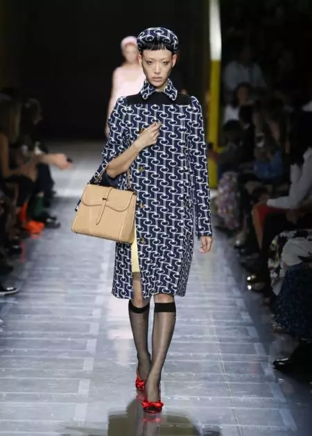 Prada apporte des formes rétro au printemps 2019