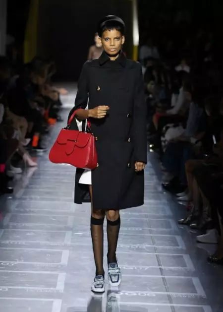 Prada trae formas retro para a primavera de 2019