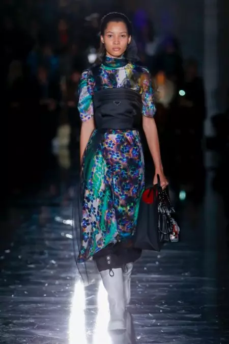 Prada illumina la notte per l'autunno 2018