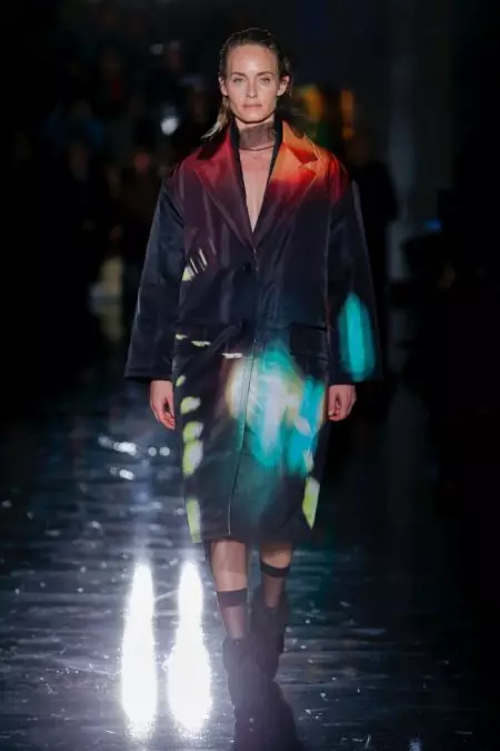 Prada illumina la notte per l'autunno 2018