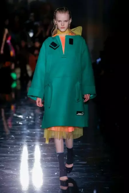 Prada güýz 2018 üçin gijäni ýakýar