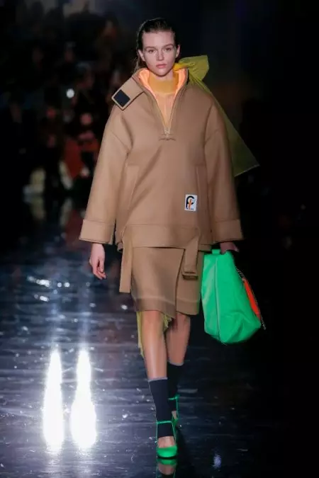 Prada güýz 2018 üçin gijäni ýakýar