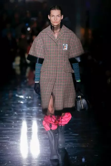 Prada illumina la notte per l'autunno 2018