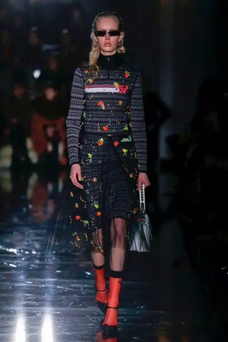 Prada illumina la notte per l'autunno 2018