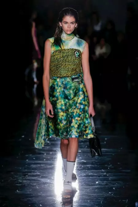 Prada illumina la notte per l'autunno 2018