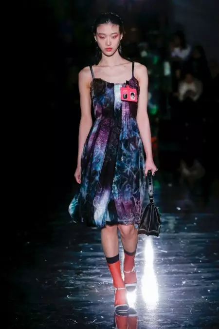 Prada illumina la notte per l'autunno 2018