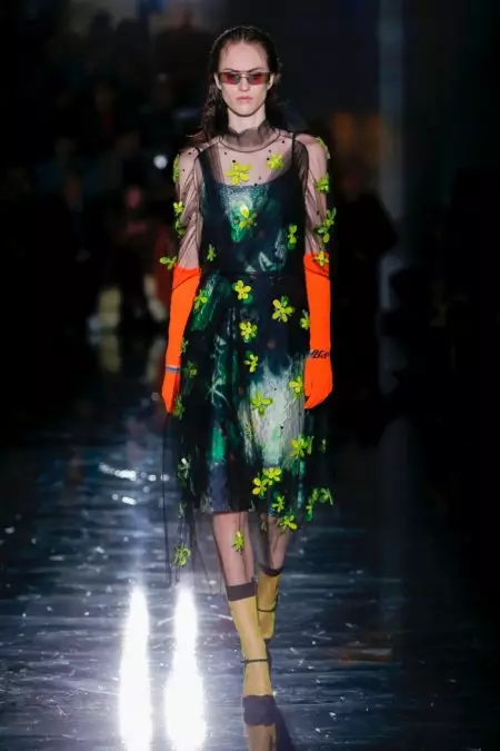 Prada illumina la notte per l'autunno 2018