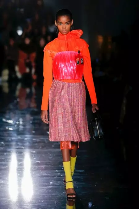 Prada illumina la notte per l'autunno 2018