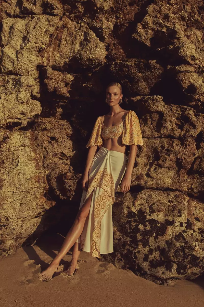 Posando en la playa, Caroline Trentini modela la colección Agua de Coco Cerrado.