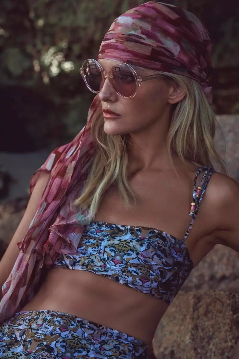 Mitondra ny feo bohemian, i Caroline Trentini dia manao ny dian'i Agua de Coco.