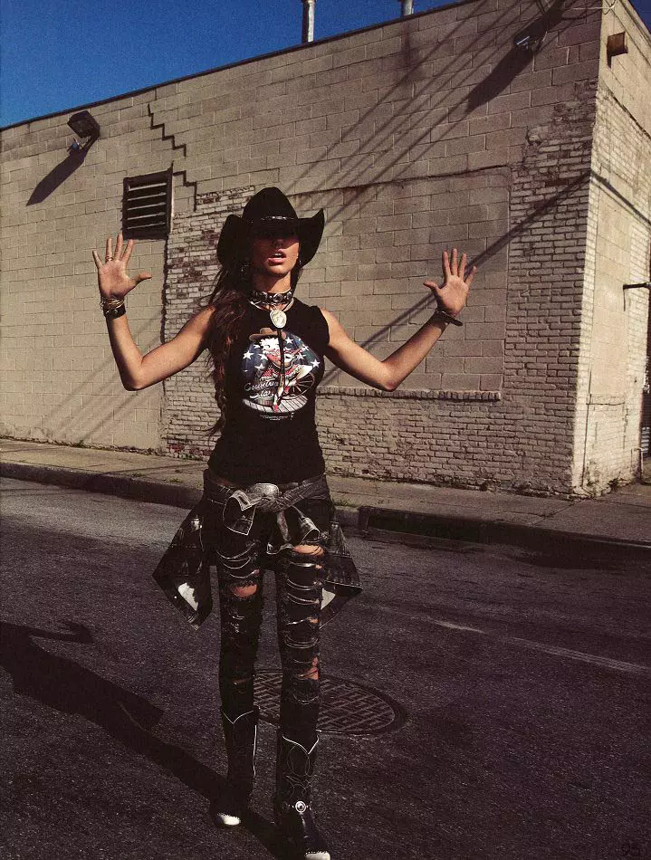 Adriana Lima Wows nan Style Western pou Tire Garaj pa Inez & Vinoodh