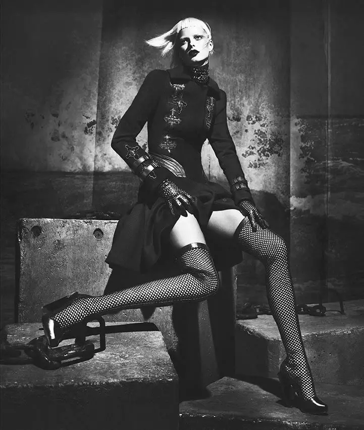 Elza Luijendijk waa Gothic Glam ee Versace's Dayrta 2012 Ololaha Mert & Marcus