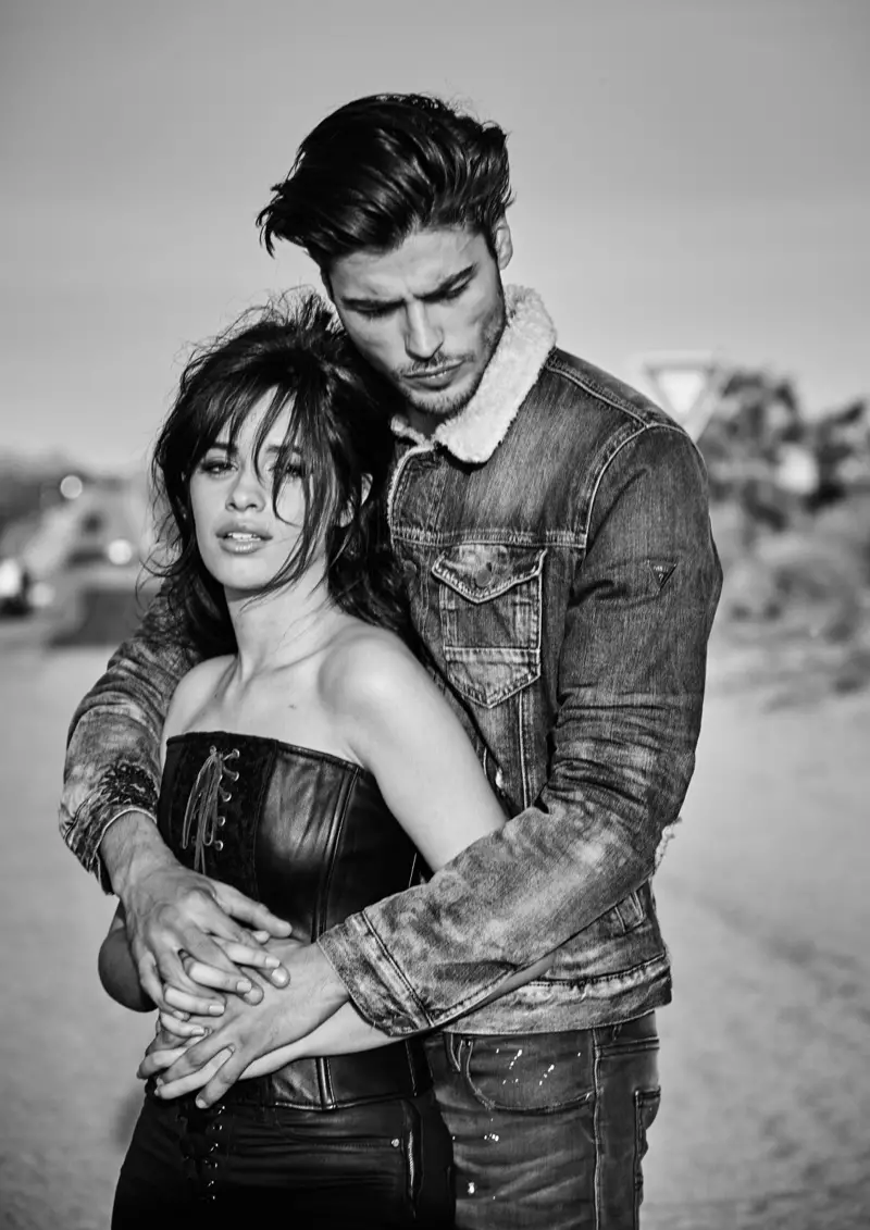 Fotografēta melnbaltā krāsā, Camila Cabello ir Guess Jeans 2017. gada rudens kampaņa