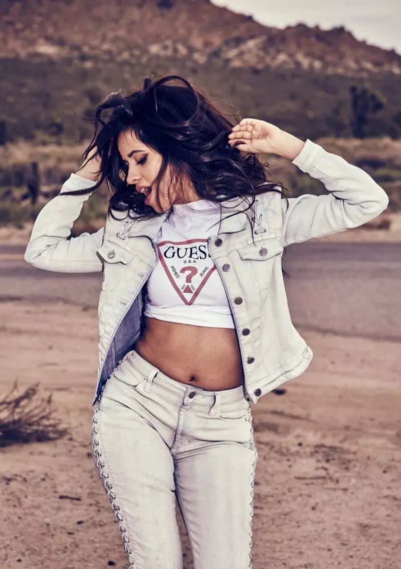 Camila Cabello nggawe denim ing kampanye musim gugur-musim dingin 2017 Guess Jeans