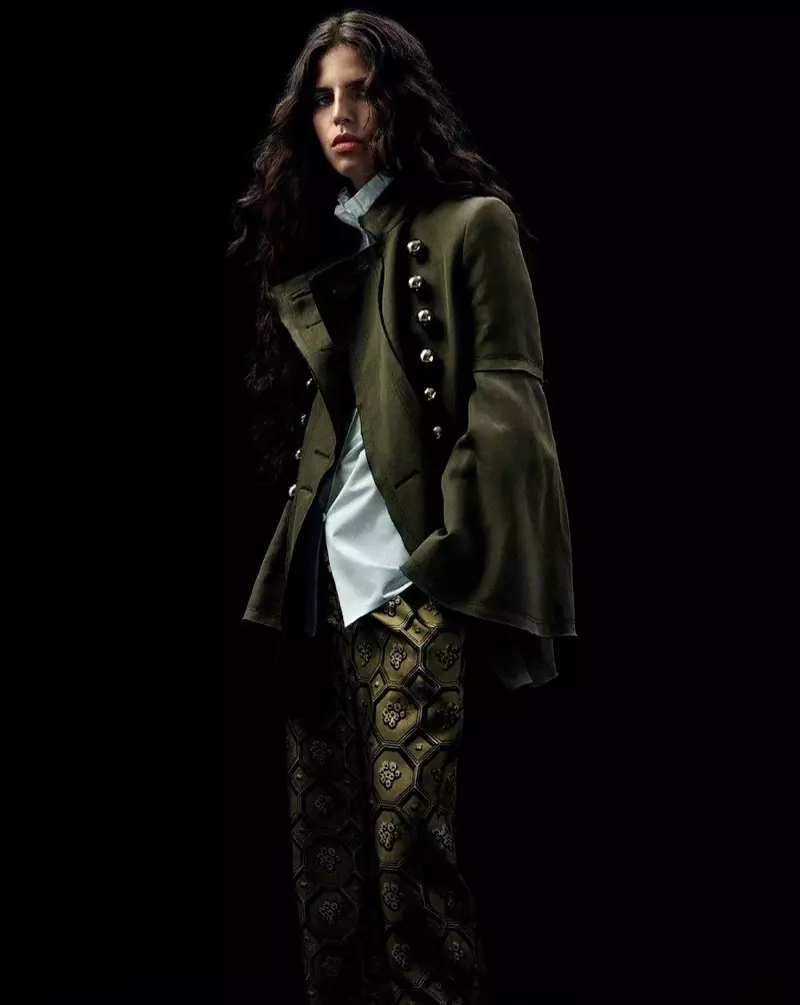 Burberry x Barneys New York Chaqueta militar con mangas acampanadas, blusa blanca con volantes en el cuello y pantalones de pijama cortos de seda con estampado octogonal