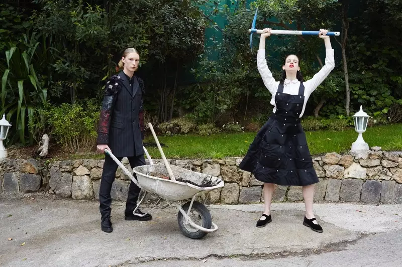 Lilija Makmenami (Lilija McMenamy) piedāvā dīvainu priekšrocību Comme des Garçons for Barneys New York 2016. gada rudens-ziemas kampaņā.