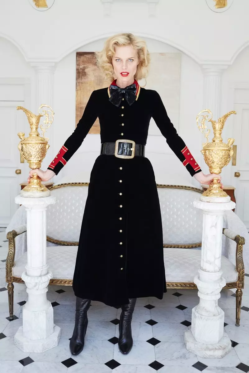 Eva Herzigová est au garde-à-vous dans une longue robe d'inspiration militaire signée Saint Laurent pour la campagne automne-hiver 2016 de Barneys New York.