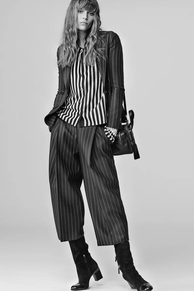 Ang modelo nagsul-ob og striped silk blouse, jacket ug pantalon sa pinstripe wool gikan sa fall-winter 2016 collection ni Giorgio Armani