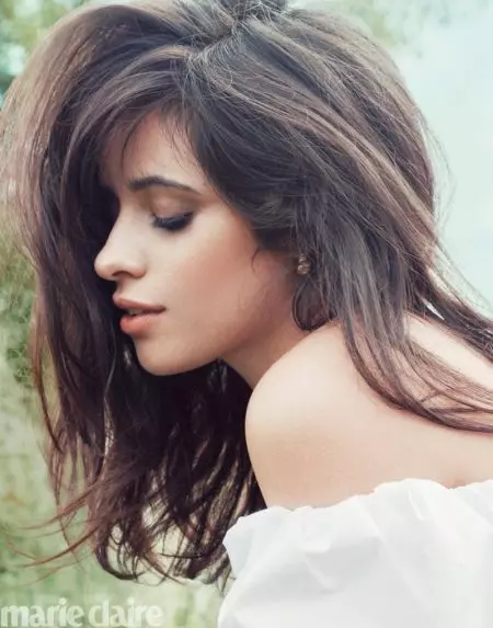 Camila Cabello ត្រាំព្រះអាទិត្យសម្រាប់បញ្ហាថ្ងៃឈប់សម្រាករបស់ Marie Claire