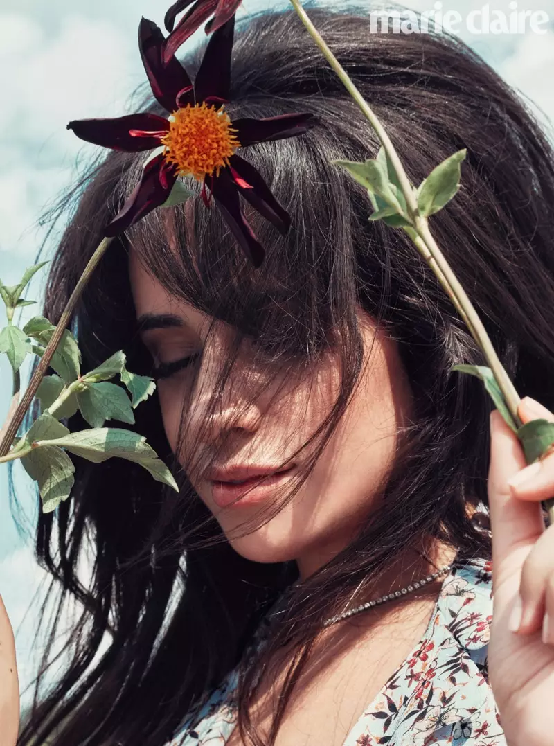 Die sangeres Camila Cabello kry haar closeup in Chloé-jas en De Beers-halssnoer