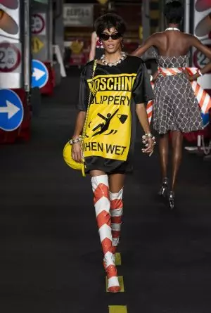 Moschino Frühjahr 2016 | Mailänder Modewoche