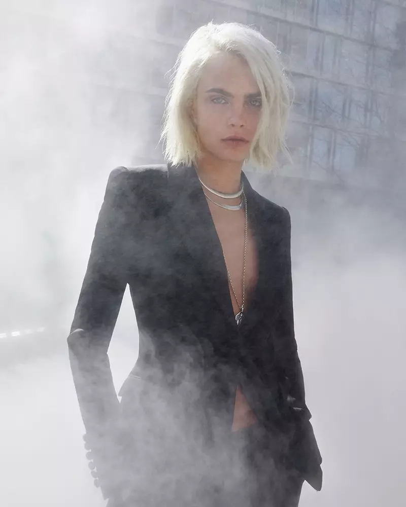 身穿西装，Cara Delevingne 登上 Burberry Her Intense 香水广告大片