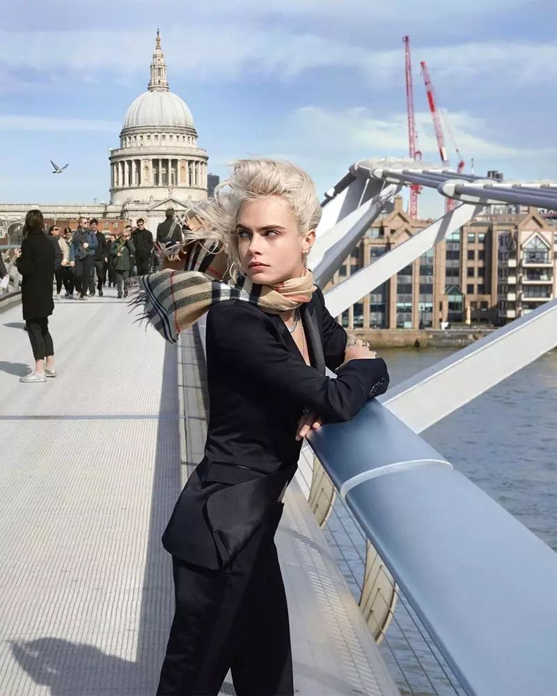 Ang modelong si Cara Delevingne ay nag-pose sa London para sa kampanya ng Burberry Her Intense fragrance