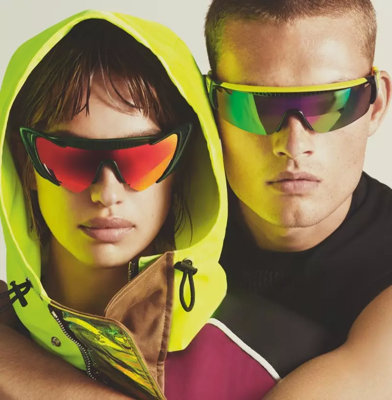 Si Irina Shayk ay nag-pose kasama si Janusz Kuhlmann para sa DSquared2 eyewear spring 2019 campaign